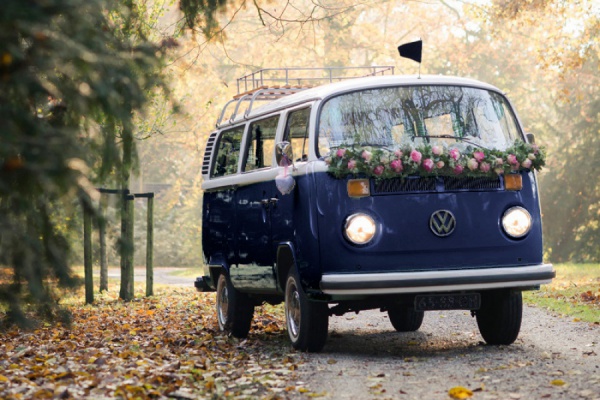 Klassieke rouwauto tijdens een persoonlijke uitvaart