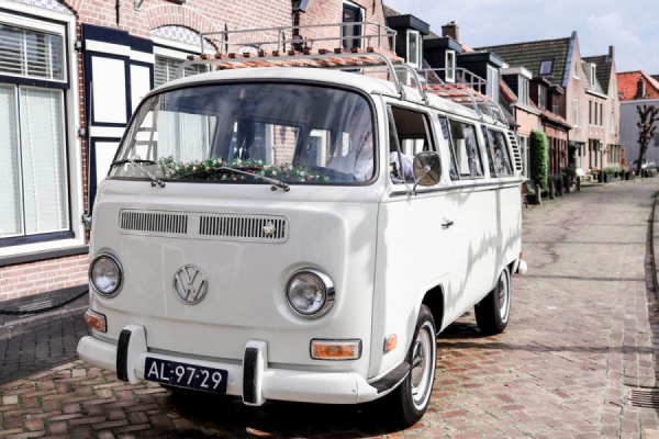 Volkswagen busjes of andere oldtimers in diverse kleuren als volgauto