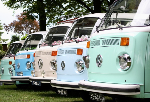 KlassiekVolkswagenbusje voor in de rouwstoet